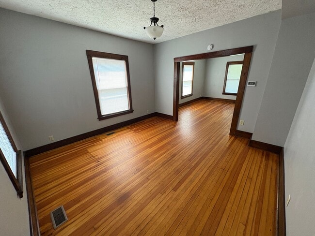 Building Photo - Charming 3-Bed Home with Spacious Layout & Large Backyard