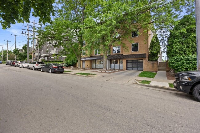 Building Photo - 2121 N Cambridge Ave