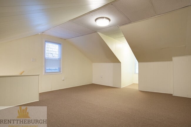 Building Photo - 3 Bedroom 1.5 bath House Now Available!