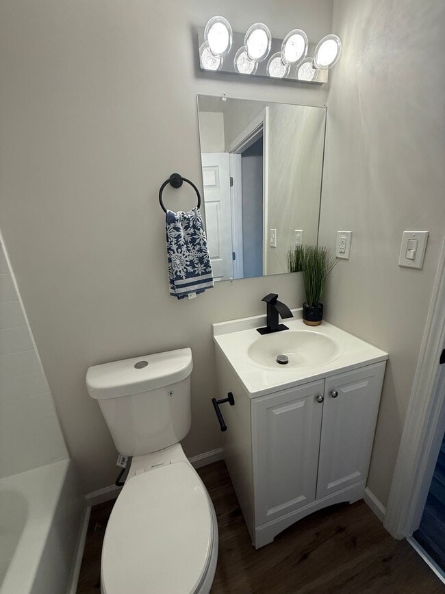 Building Photo - Beautifully updated & in great location