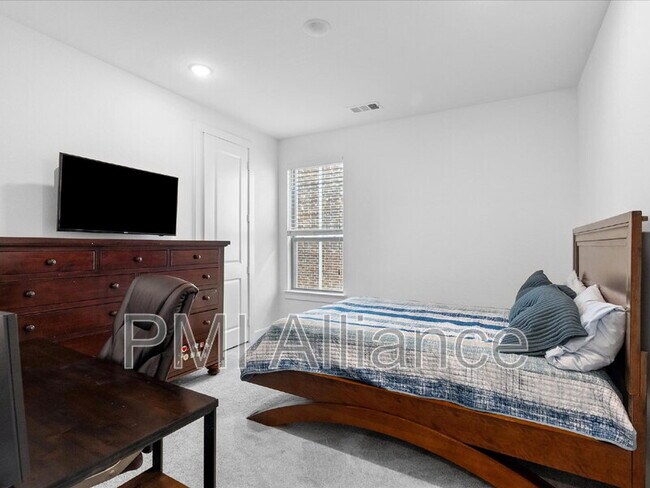 Building Photo - 4828 Celestial Rd