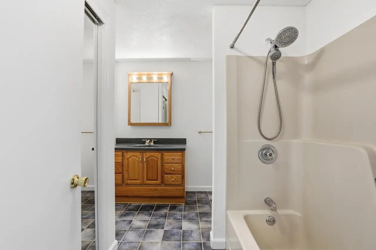 Building Photo - 77 East Ridge Rd