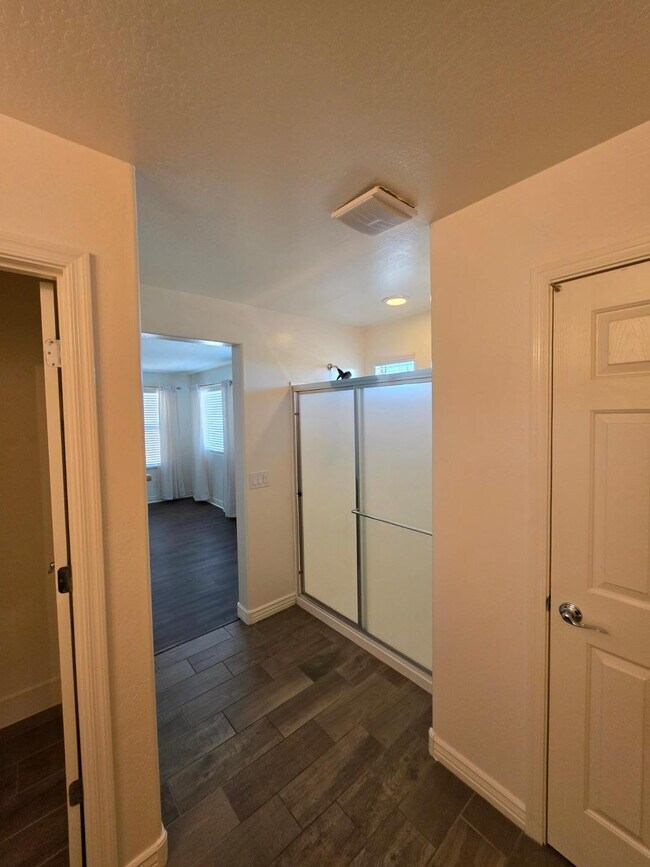 Building Photo - 2756 E Hickory St