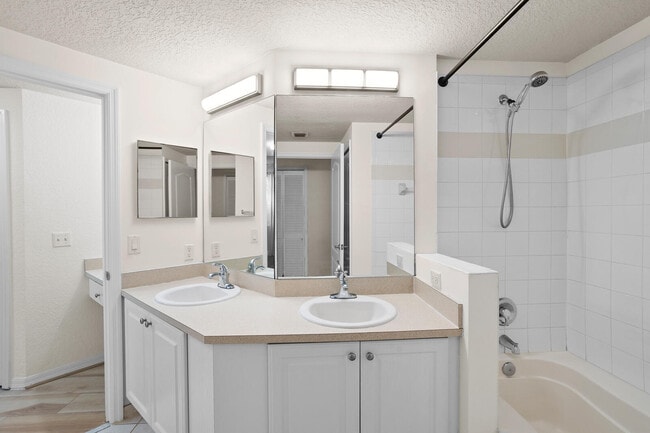 Building Photo - 11012 Legacy Dr