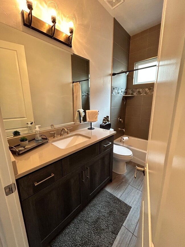 Building Photo - Beautiful Furnished Pool Home!