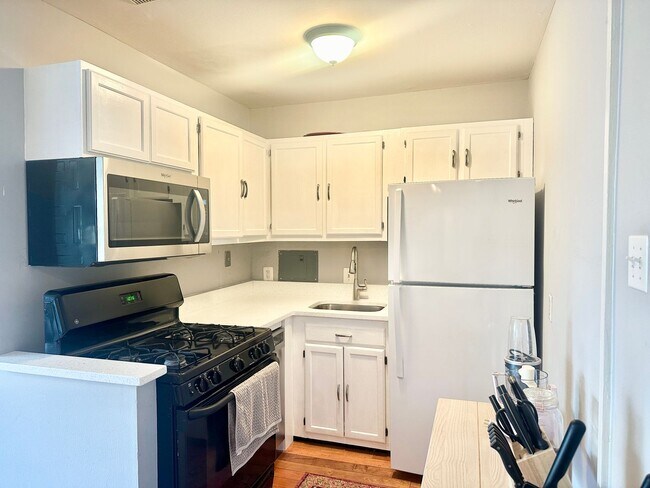 Building Photo - 1 Bed 1 Bath!  Pets Welcome!  Parking!