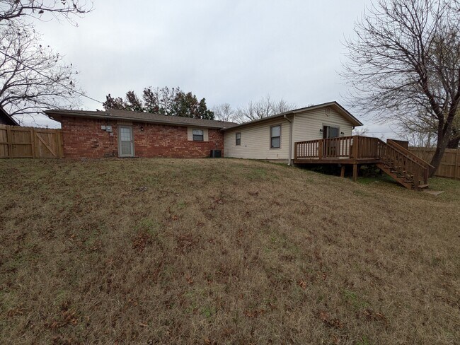 Building Photo - 906 Parkview Dr