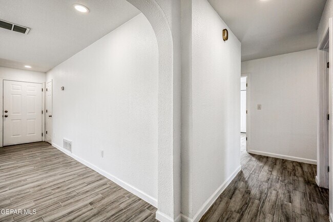 Building Photo - 5729 Saplinas Rd