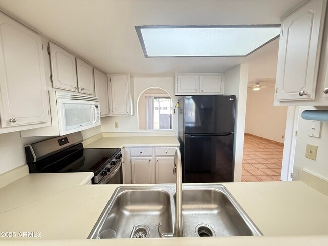 Building Photo - 611 W 13th St