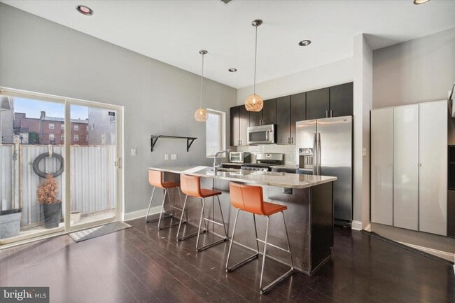 Building Photo - 1353 N Mascher St