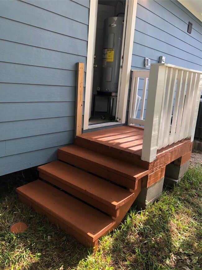 Building Photo - 8215 Canyon St