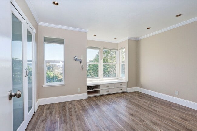 Building Photo - 2 Bed / 1 Bath townhome in sunny Potrero H...