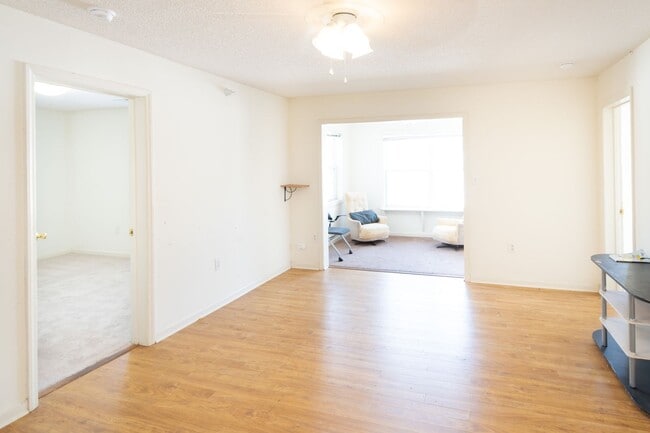 Building Photo - Private Room and Bathroom in Spacious 4 Be...