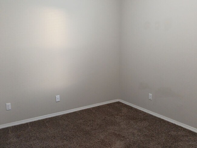 Building Photo - 4 Bedroom, 2 Bathroom! Lovely Home Coming Soon!