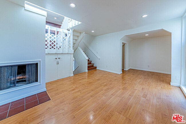 Building Photo - 933 S Manhattan Pl