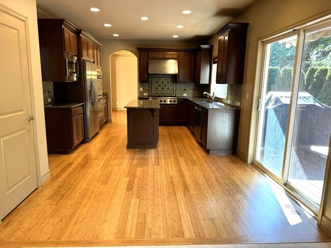 Building Photo - 4Bd/2.5Ba Bellevue Home