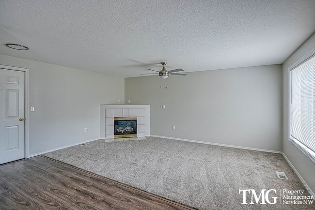 Building Photo - Beautifully Remodeled 3BR Home with Fenced Backyard