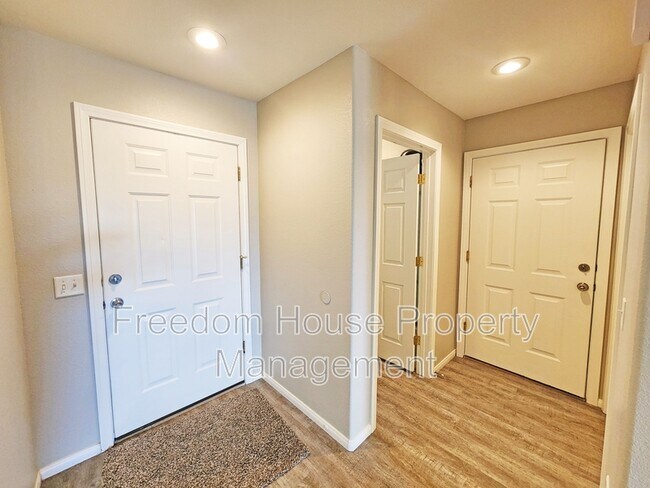 Building Photo - 200 S Mount Charleston Dr E