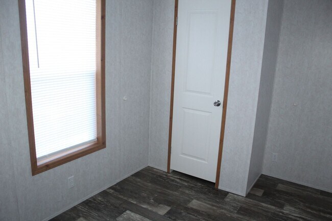 Building Photo - 450 Ridge Rd