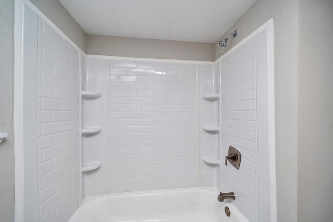 Building Photo - Super Cute & Super Clean 2-Bedroom Home in...
