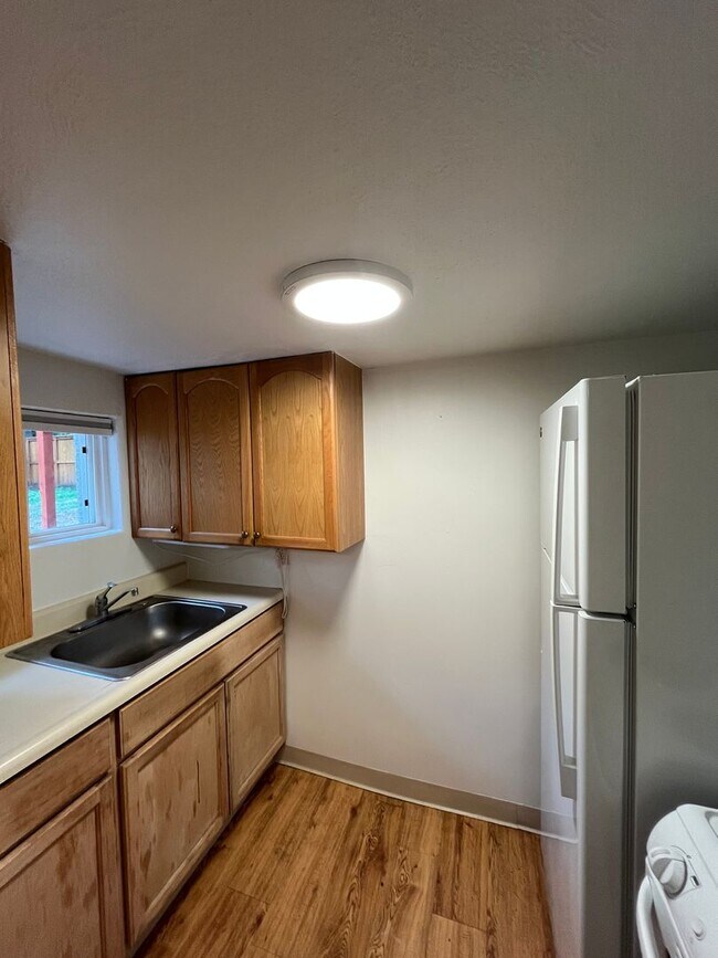 Building Photo - Charming 2-Bed/1-Bath Basement Apartment -...