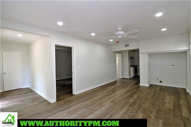 Building Photo - 1907 Grace Ave