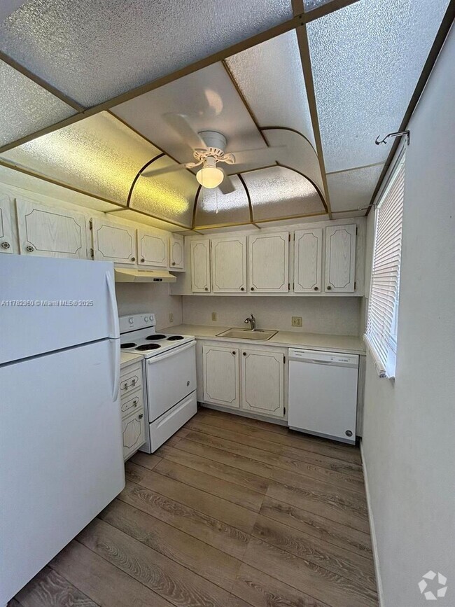 Building Photo - 564 Mansfield M