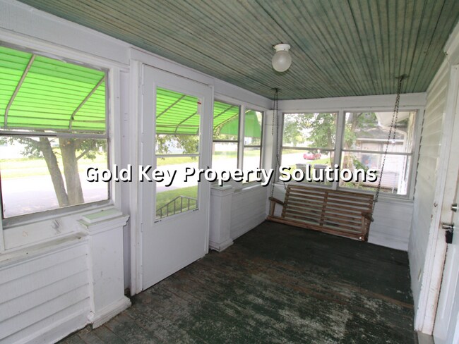 Building Photo - 3 BR 1 BA House with Enclosed Front Porch ...