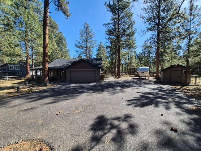 Building Photo - 3BR/2BA Retreat in Tollgate development - Sisters