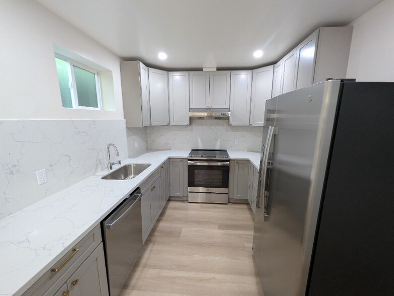 Primary Photo - 438 48th St