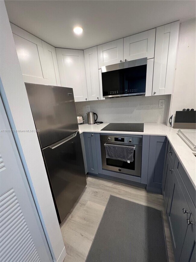 Building Photo - 540 Brickell Key Dr