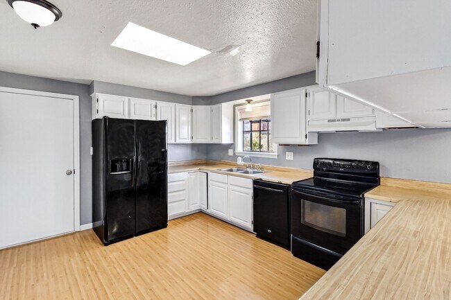 Building Photo - Charming 3-Bedroom Family Home in Orchard Mesa with Incredible Views!!!