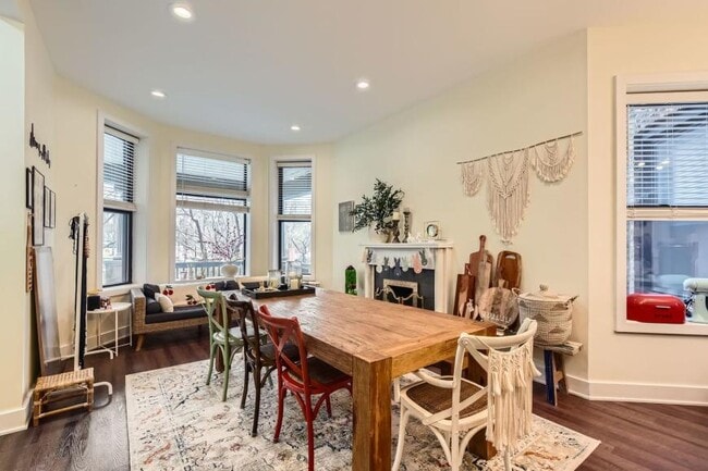 Building Photo - 5 bedroom in Chicago IL 60613