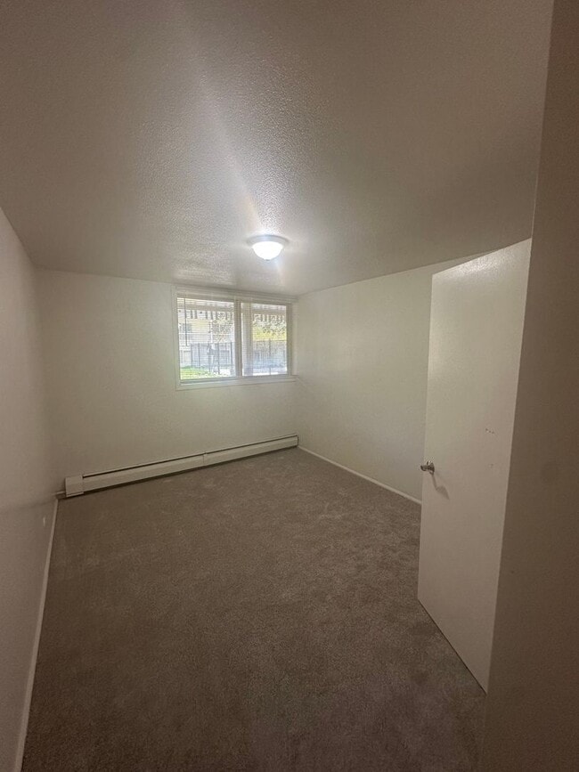 Building Photo - 2 Bedroom !!!