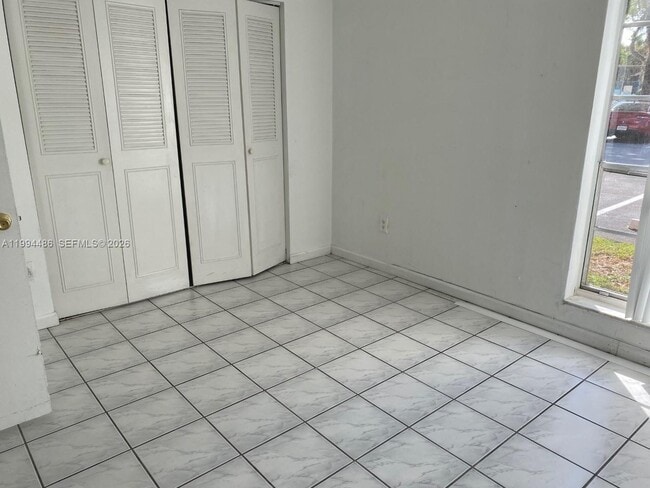 Building Photo - 10764 N Kendall Dr