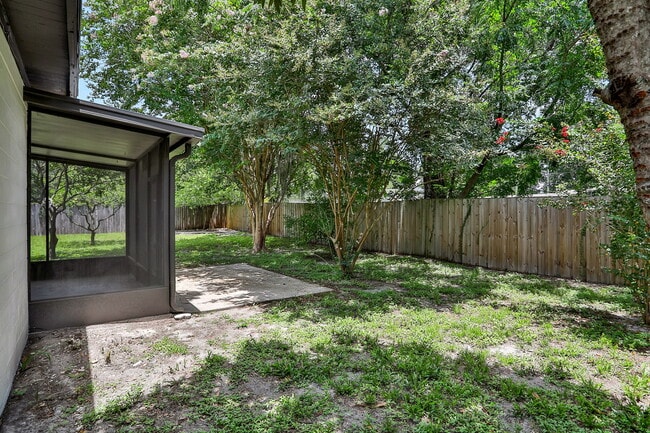 Building Photo - 3923 Tyndale Dr