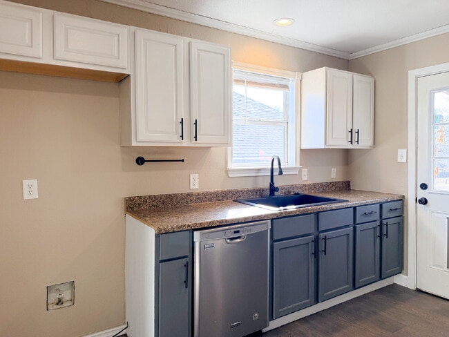 Building Photo - 316 S Watson St