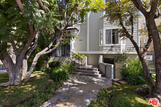 Building Photo - 10627 Moorpark St