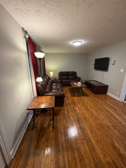 Building Photo - 401 Old Hopkinsville Hwy