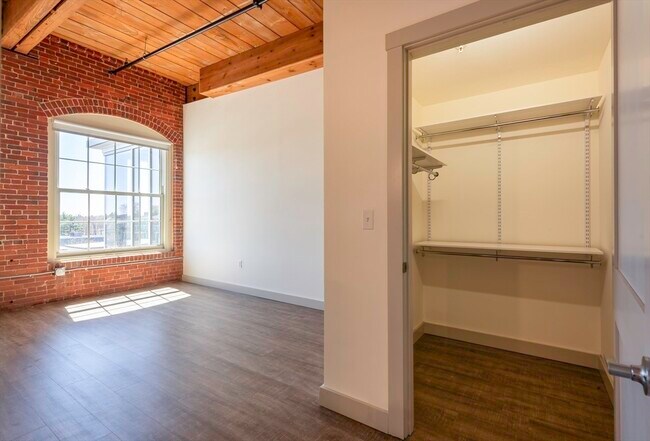 Building Photo - 165 Thorndike St