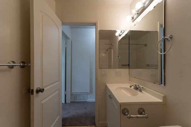 Building Photo - 2 Bedroom in Marina with Private Yard!