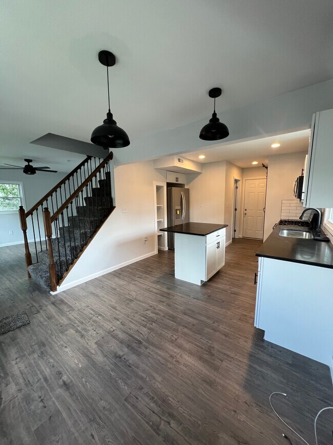 Building Photo - 5300 Iroquois Ct
