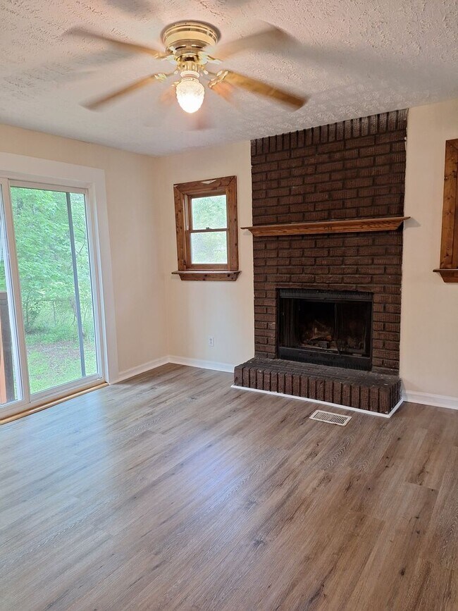 Building Photo - Large 3 Bedroom 2 Bath Ranch with Basement...