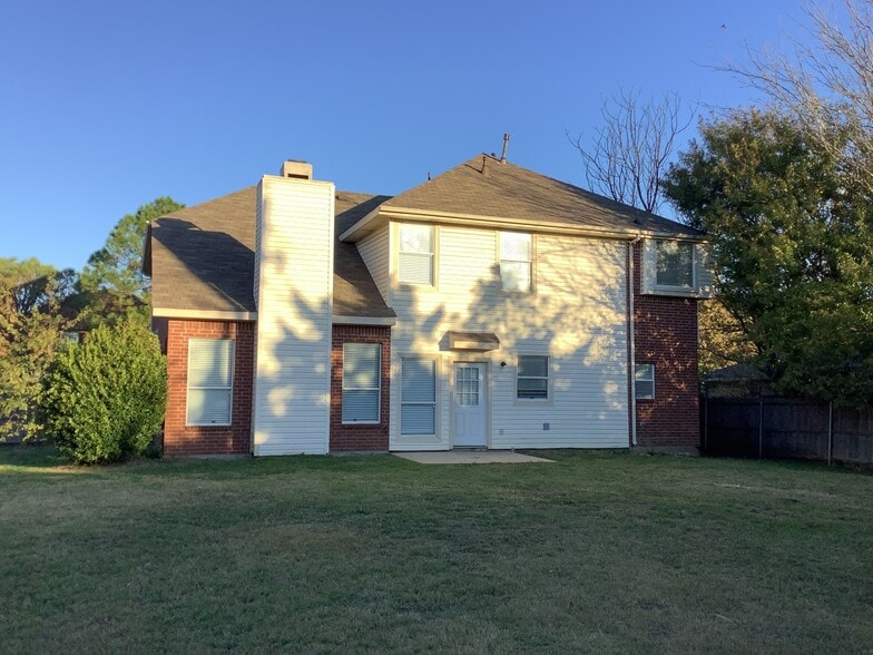 Building Photo - 1213 Calvert Dr