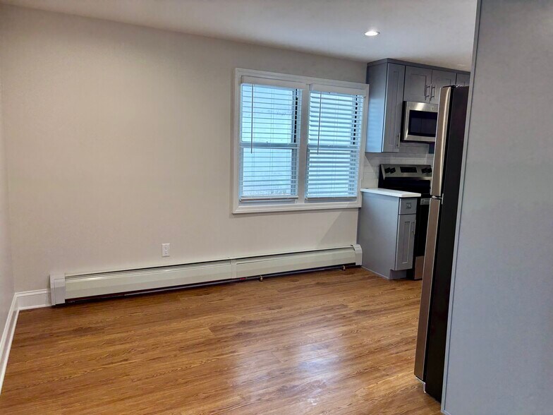 Building Photo - 6 Marwood Rd S