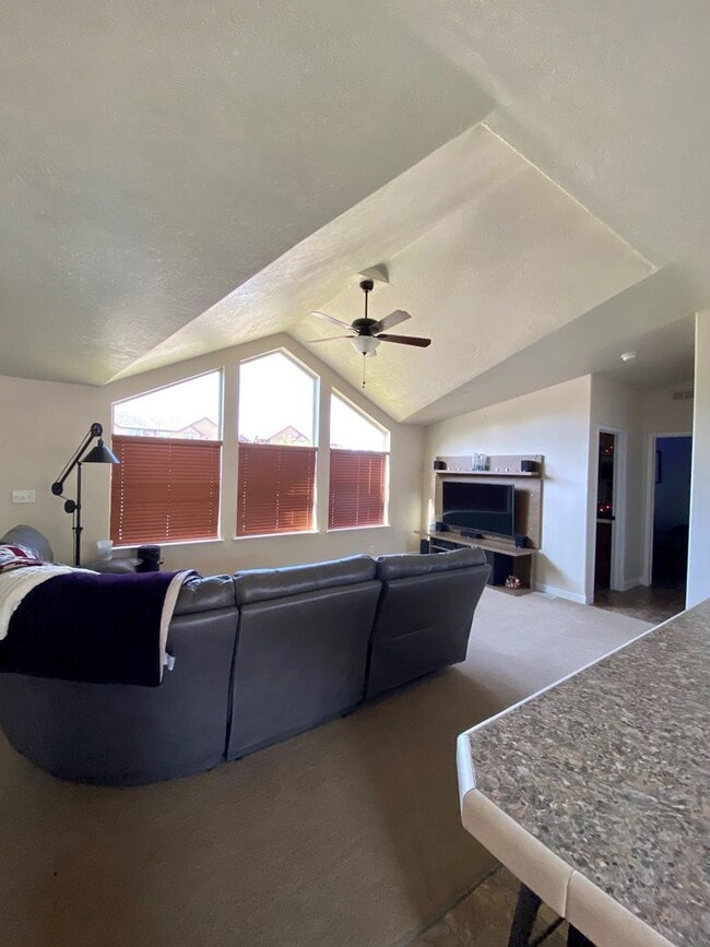 Building Photo - Hellgate Elementary School Area - 3 Bed, 2 Bath, Garage and a Fenced Yard