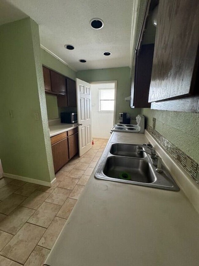 Building Photo - 1100 sqft under $1000-Calallen Area