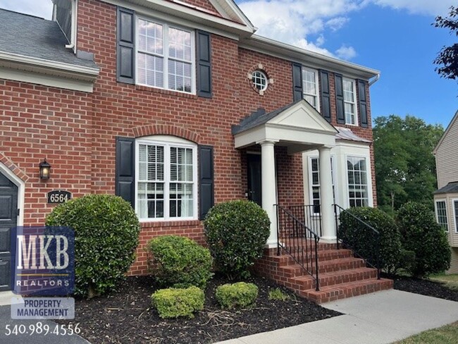 Building Photo - Luxurious 4 Bd/3.5Ba home located in The G...
