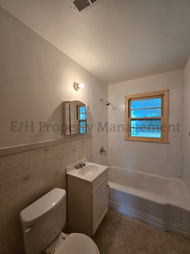 Building Photo - 826 S Fountain St