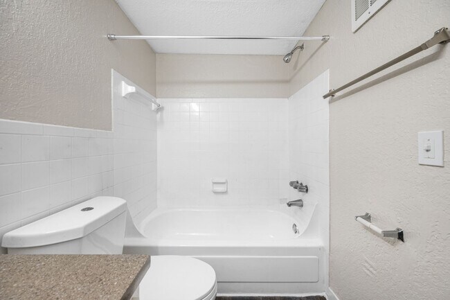 Building Photo - Spacious 1 Bed-1Bath apartment in the hear...